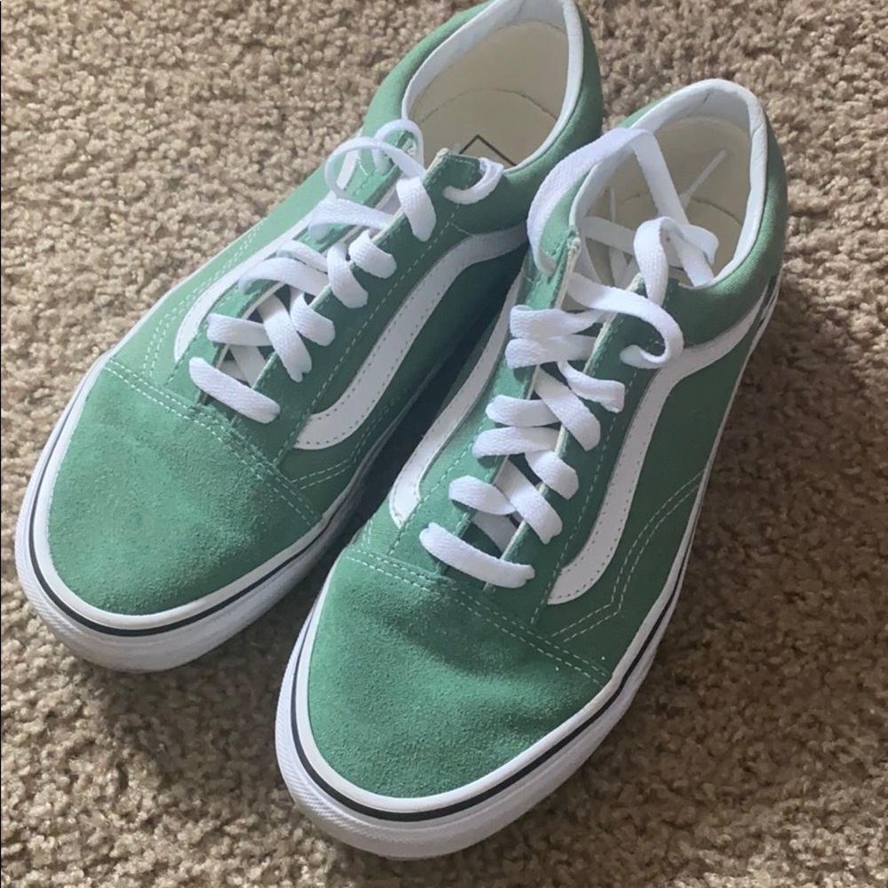 LIKE NEW Low Top Vans, Old Skool